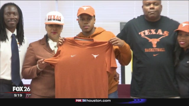 Yates star Jacob Young signs with UT hoops