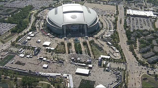 Football fans enjoy NFL Draft festivities at AT&T Stadium