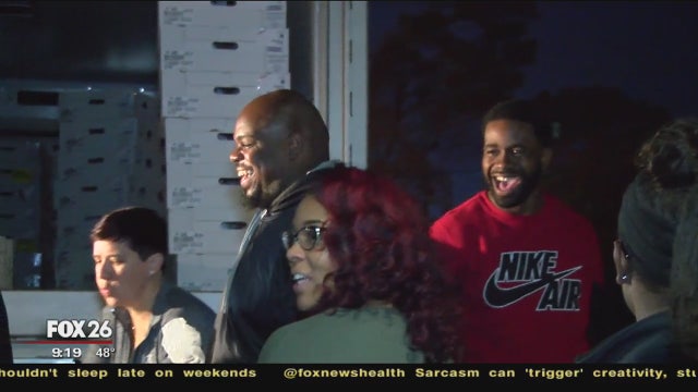 Texans' Wilfork, Washington give away 750 turkeys