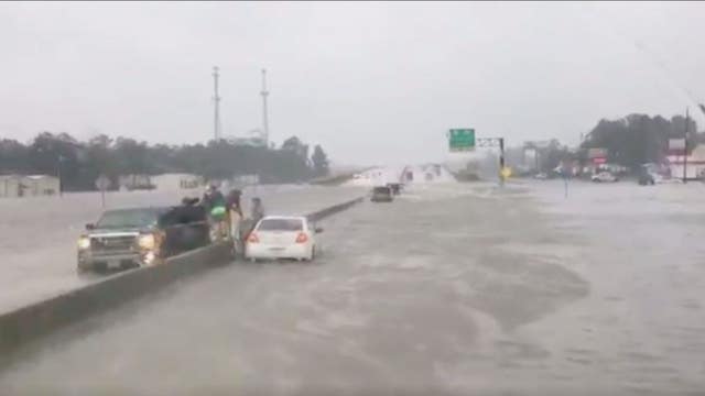 Motorists stranded on I-10 cluster around convenience store to avoid flood