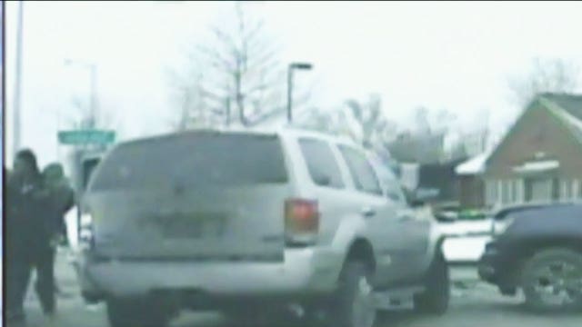 Mom crashes car, abandons 3 kids in stolen vehicle police chase