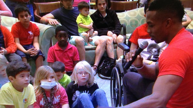Dwight Howard gives back to the kids