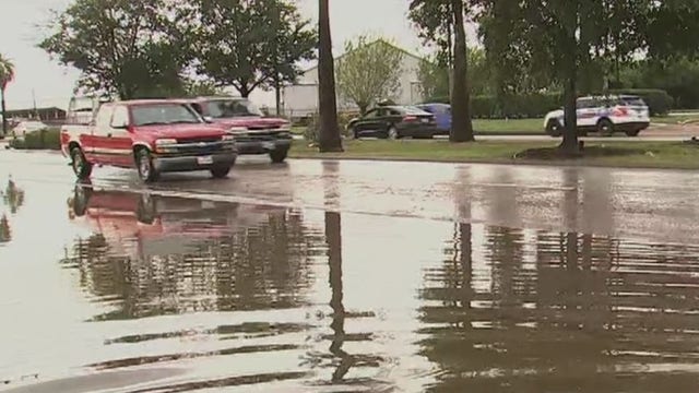 Street flooding makes commute difficult for Galveston drivers