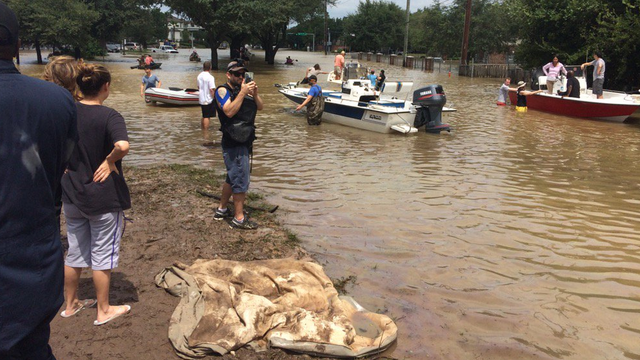 Houston flood victims return to homes for pets, medicines and guns