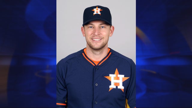 Astros trade Lowrie to Athletics for pitcher McCurry