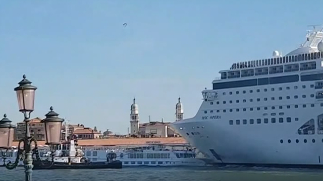 5 injured in Venice as cruise ship slams into tourist boat