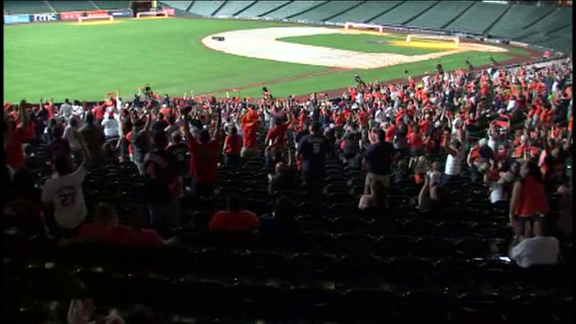 Astros fans pack Minute Maid to watch Game 3 of the ALDS