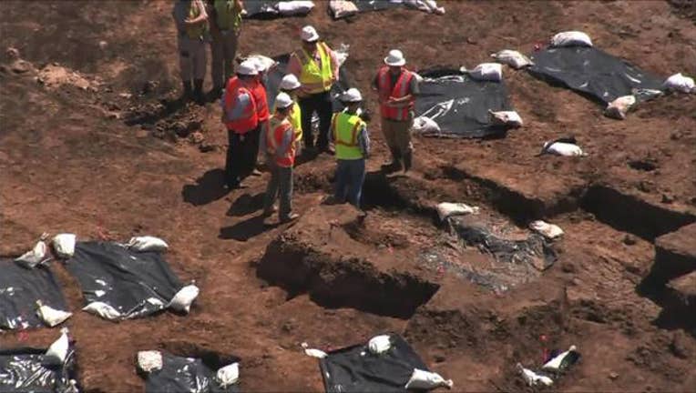 ac061560-Crews_uncover_an_unmarked_cemetery_on_si_0_20180410184553