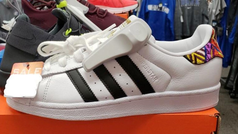 4b0d9989-FBI_missing girls shoes_112618_1543238247744.jpg-403440.jpg