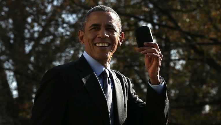 41406005-GETTY Barack Obama Phone-401096