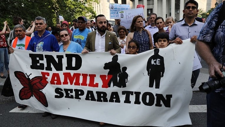 95f25d91-GETTY_immigrant_family_separation_protest_061618-401096