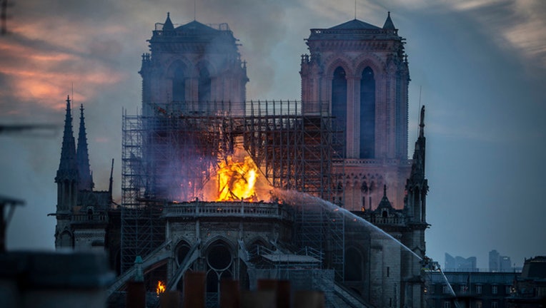 1834f3bd-GETTY-190415_notredame-paris2000.jpg_1555500276934