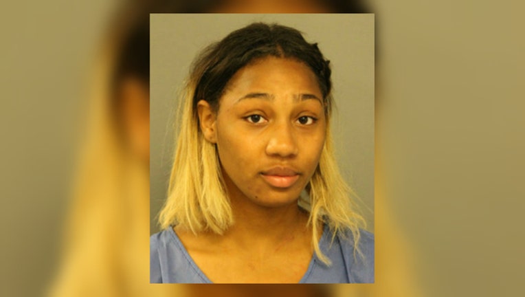 ce164bc0-Latorya Thigpen is accused of attacking two Chicago paramedics-404023