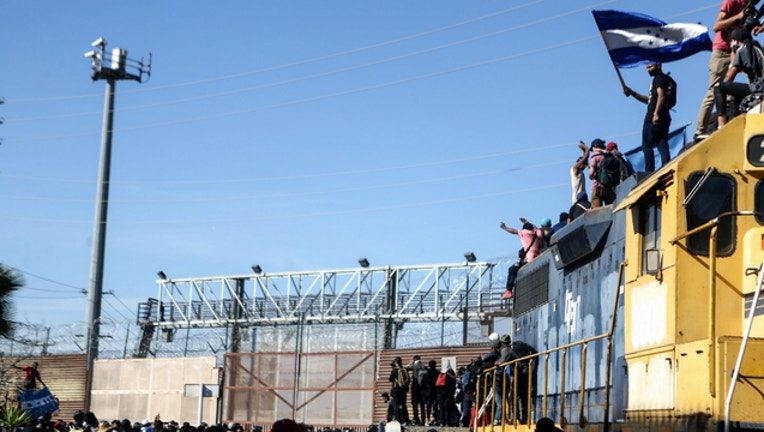 9b699835-MIGRANTS BORDER CROSSING GETTY_1543207588066.jpg-401720.jpg