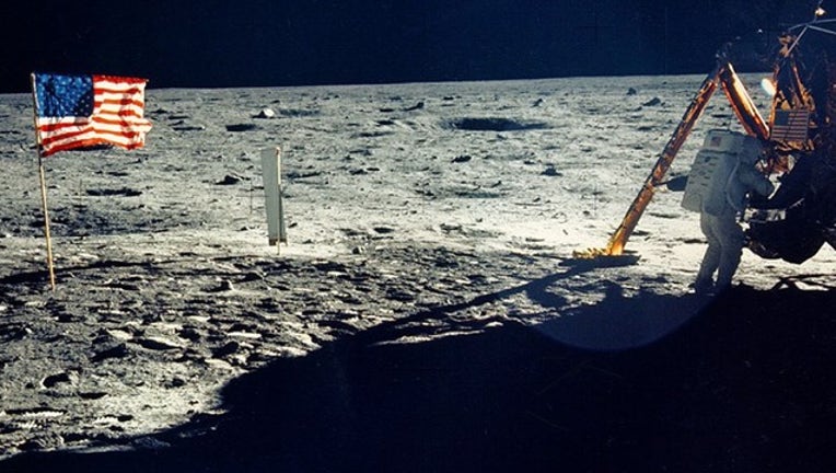 Moon Landing 1969 - GETTY_1553640203008.png-401720.jpg