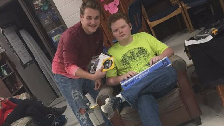 7aa06ce5-Virginia_teen_surprises_classmate_with_C_0_20181218175259-401720