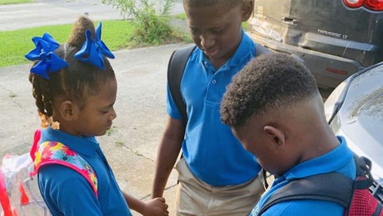 53557741-kids praying_1565609420602.jpg-401385.jpg