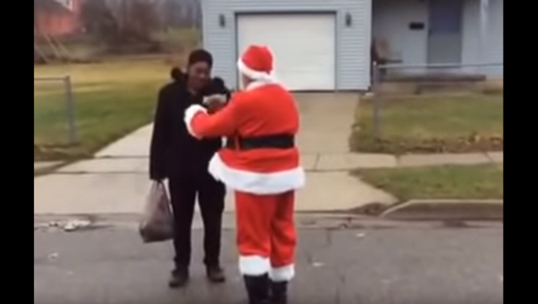 2c15312c-santa gift_1451325488537.PNG