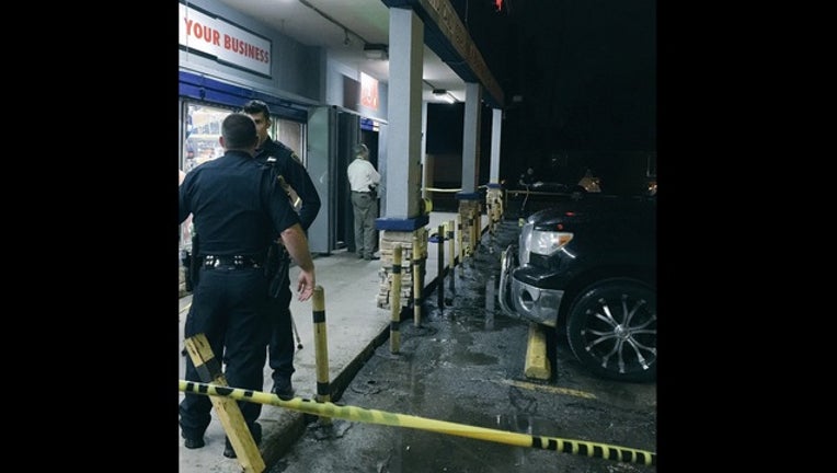 05416be1-Police investigate fatal shooting outside convenience store