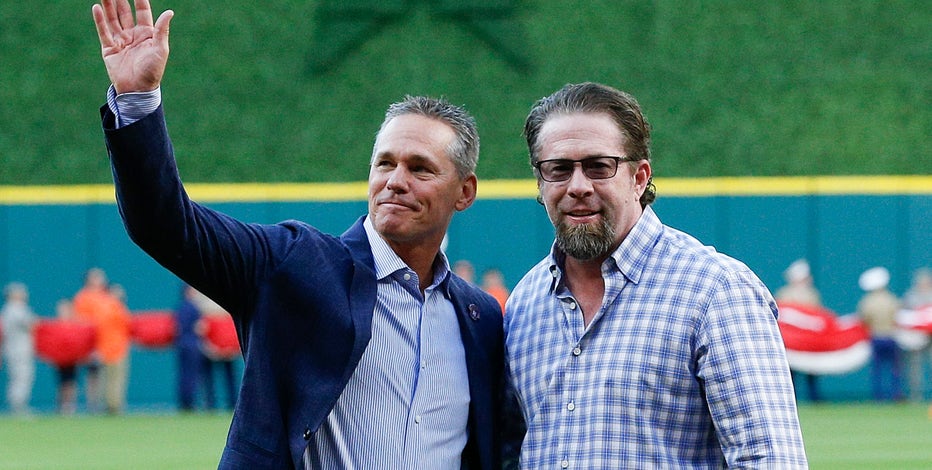 Craig Biggio, Jeff Bagwell to throw out ceremonial first pitches at World  Series Game 7