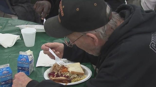 Thousands in need get a hot Thanksgiving meal at ‘Super Feast’