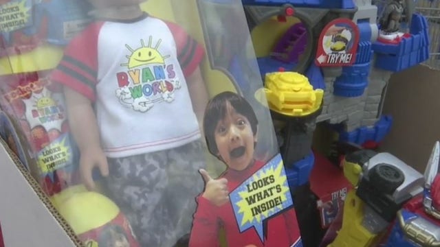 Man lives in pod at Walmart to receive 10,000 lbs. of food donations for children anticipating Christmas presents