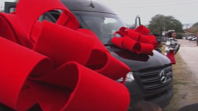 Former Super Bowl champ raises money for two church buses