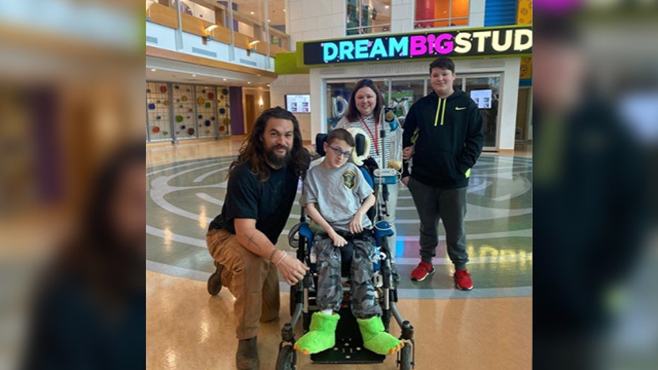 jason-Momoa-Pittsburgh-childrens-hospital.jpg