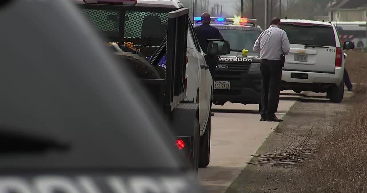 Man found dead along road in southwest Houston | FOX 26 Houston