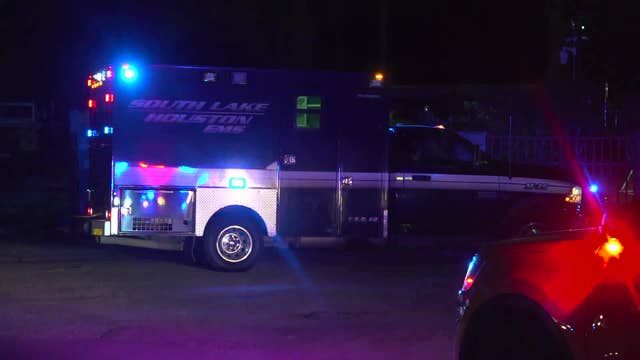 3 dead, 1 hurt after car crashes into tree in NE Harris Co.