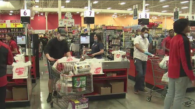 Good Samaritan pays for strangers' groceries