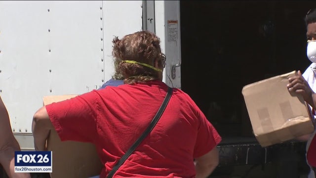 Community leaders in Houston help provide free masks