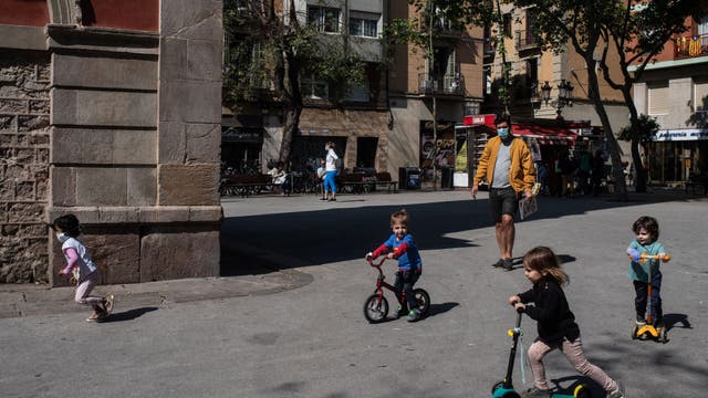 Children in Spain leave their homes for first time in 6 weeks, COVID-19 around the world