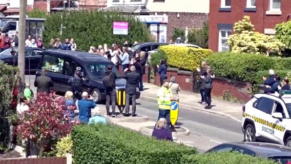 Mourners applaud during funeral procession for doctor who lost life to COVID-19