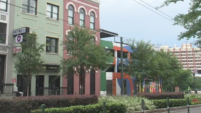 Houston bar voluntarily closes after worker exposed to COVID-19