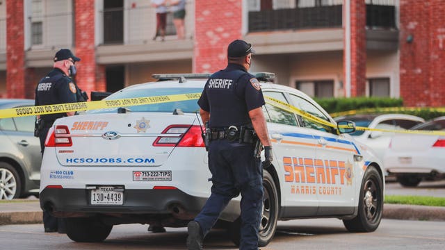 Two men shot, killed in apartment complex in northwest Harris County; suspects on the run