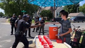 Illinois teens robbed at gunpoint at lemonade stand, local police help replenish lost funds