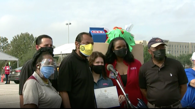 City of Houston, H-E-B partner to provide supplies, Thanksgiving meals to 20,000 people