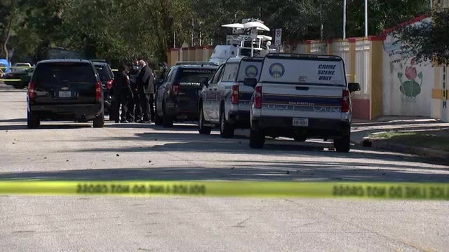 Man found dead on sidewalk in southwest Houston