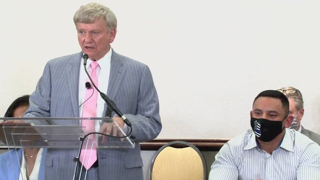 Houston officer indicted for murder is a hero, says his attorney