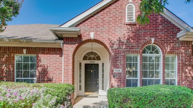 Company lets you buy new home before selling your old one