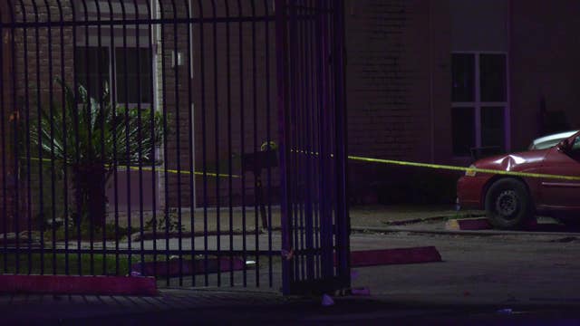 Man fatally shot in parking lot of SE Houston apartment complex