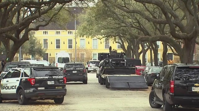 2 men found dead after hours-long standoff at southwest Houston apartment