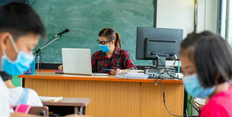 Many Houston-area school districts still requiring masks despite governor's order