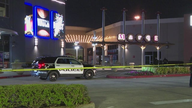 Man fatally shot in front of his daughter during robbery in west Houston