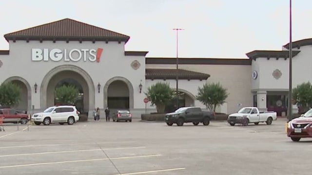 Houston woman carjacked in broad daylight at NE Harris County shopping plaza parking lot