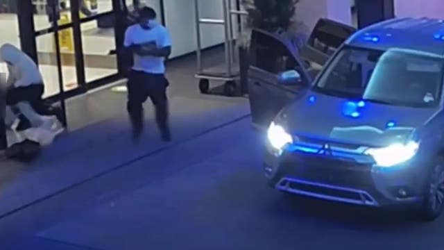 VIDEO: 2 men on the run after robbing victim of Rolex watch in front of Houston hotel