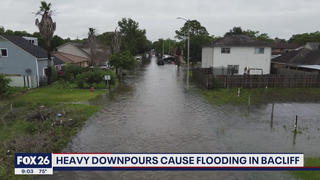 Heavy rainfall causes flooding in Bacliff
