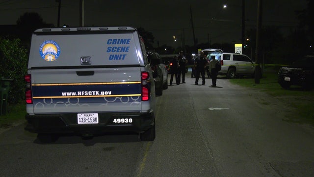 Man in his 60s shot to death on street in east Houston
