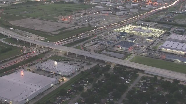 1 dead in crash on SH 225 at Beltway 8